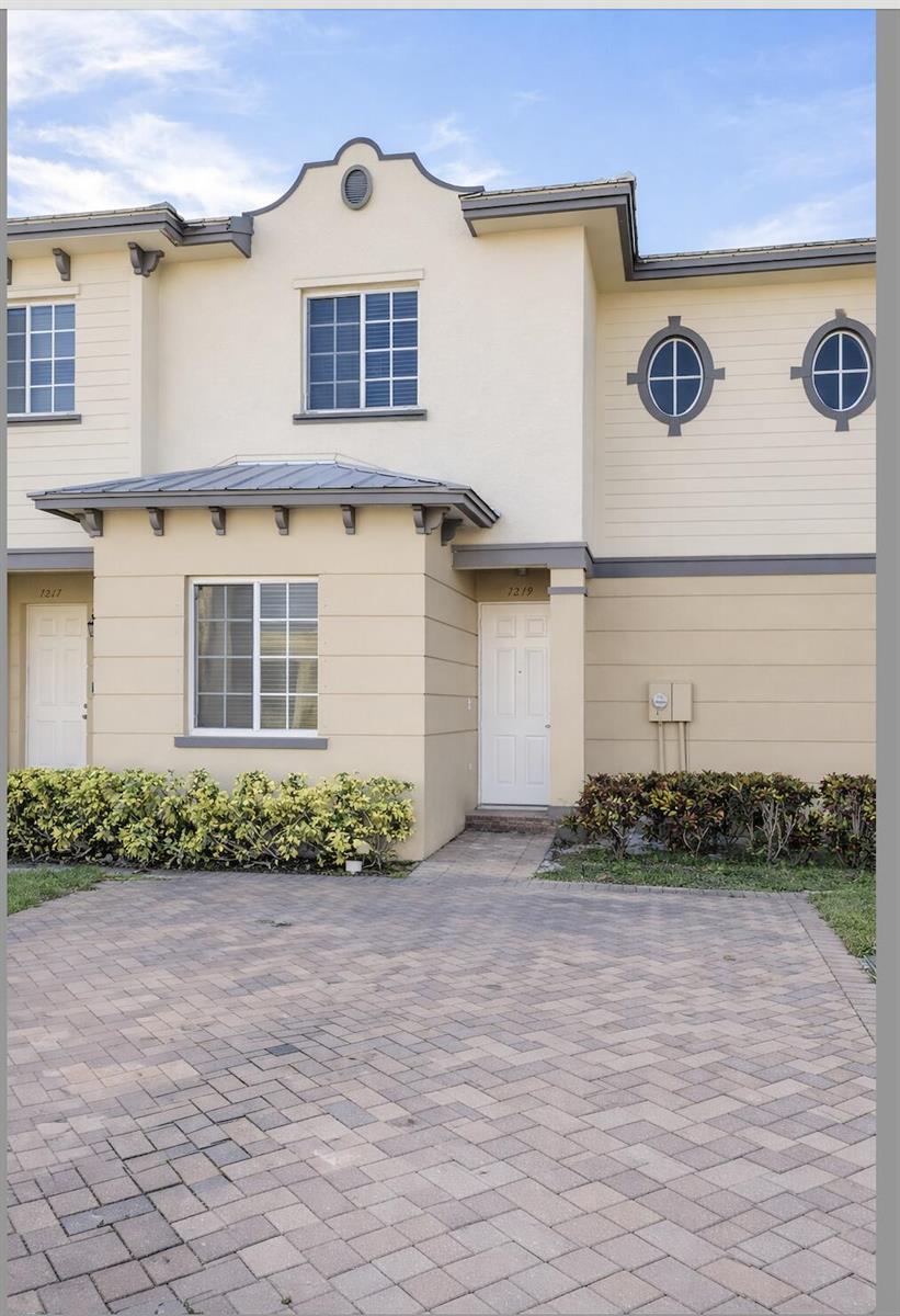 1219 Lucaya Drive, Riviera Beach FL 33404 photo 2