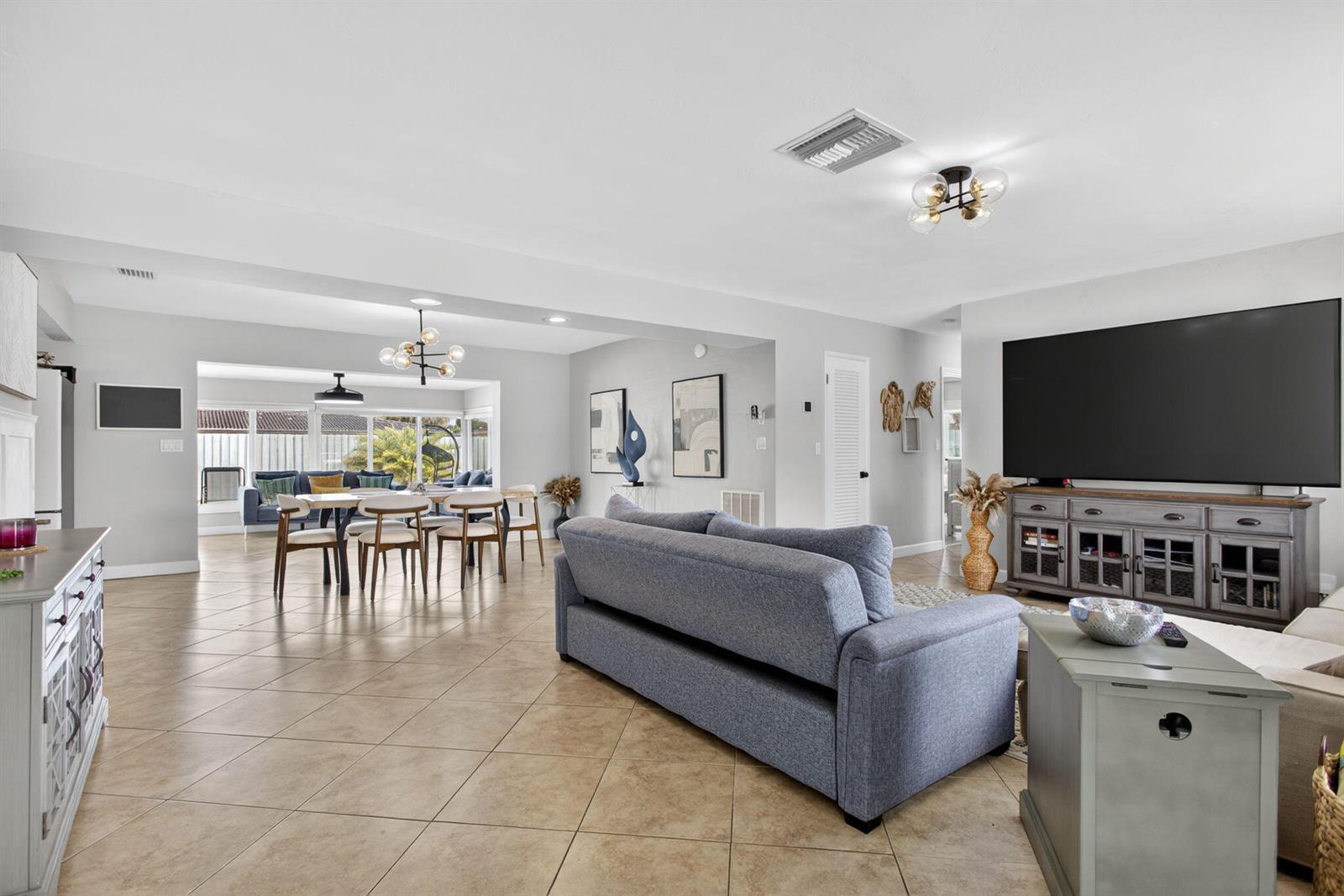 571 SE 14th Street, Pompano Beach FL 33060 photo 2