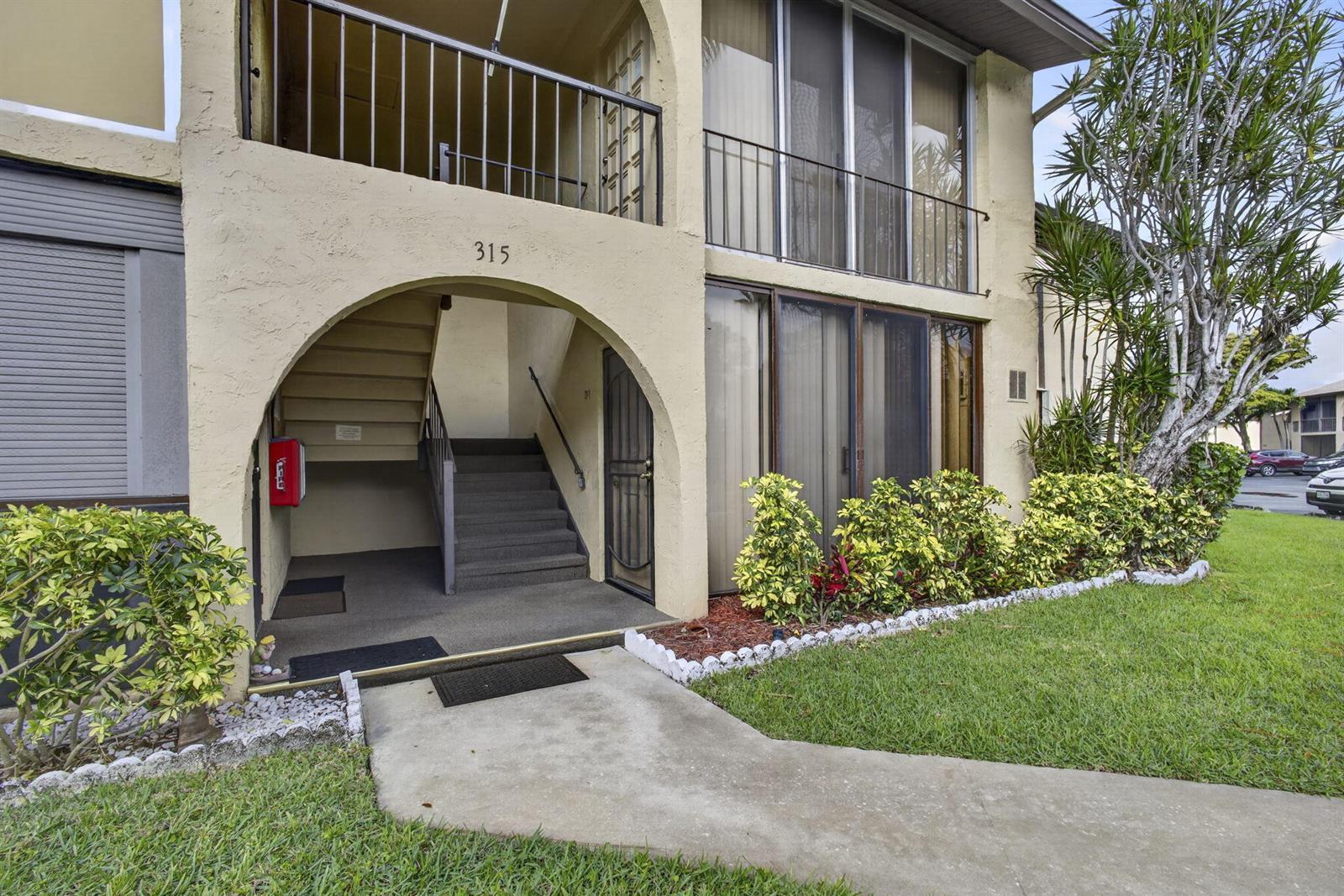 315 Pine Ridge Circle # 1, FL 33463 photo 4
