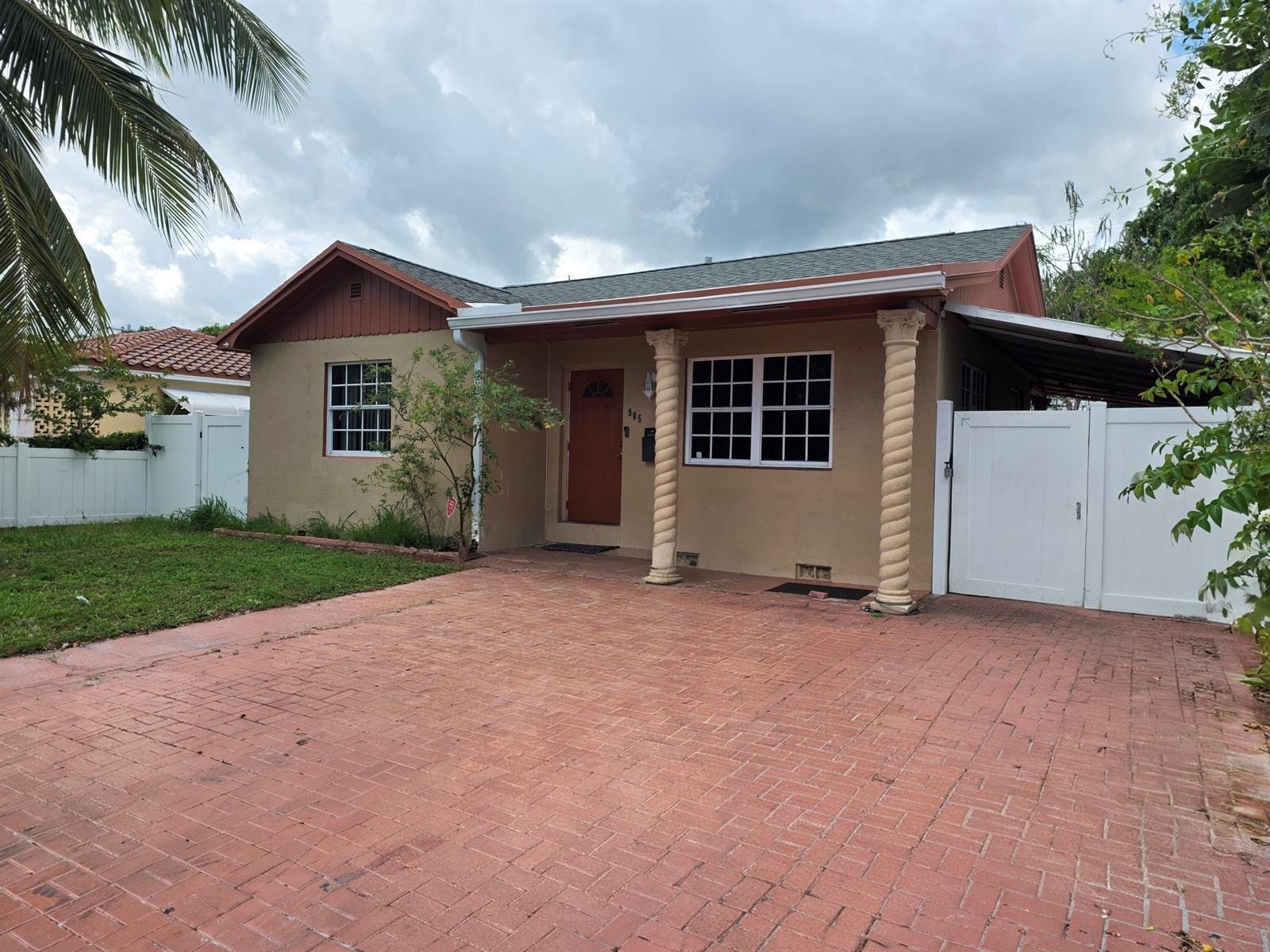 905 S F Street, FL 33460 photo 2