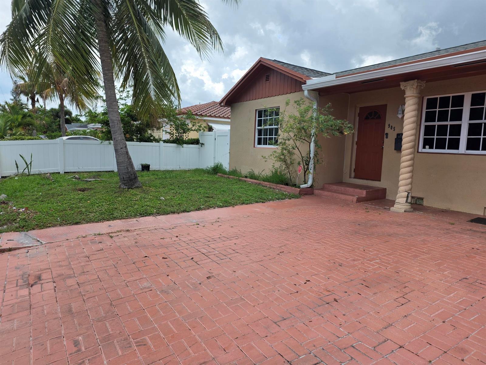 905 S F Street, FL 33460 photo 3