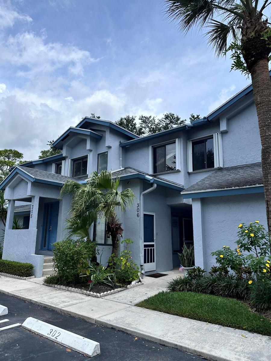 306 Harbour Pointe Way, FL 33413