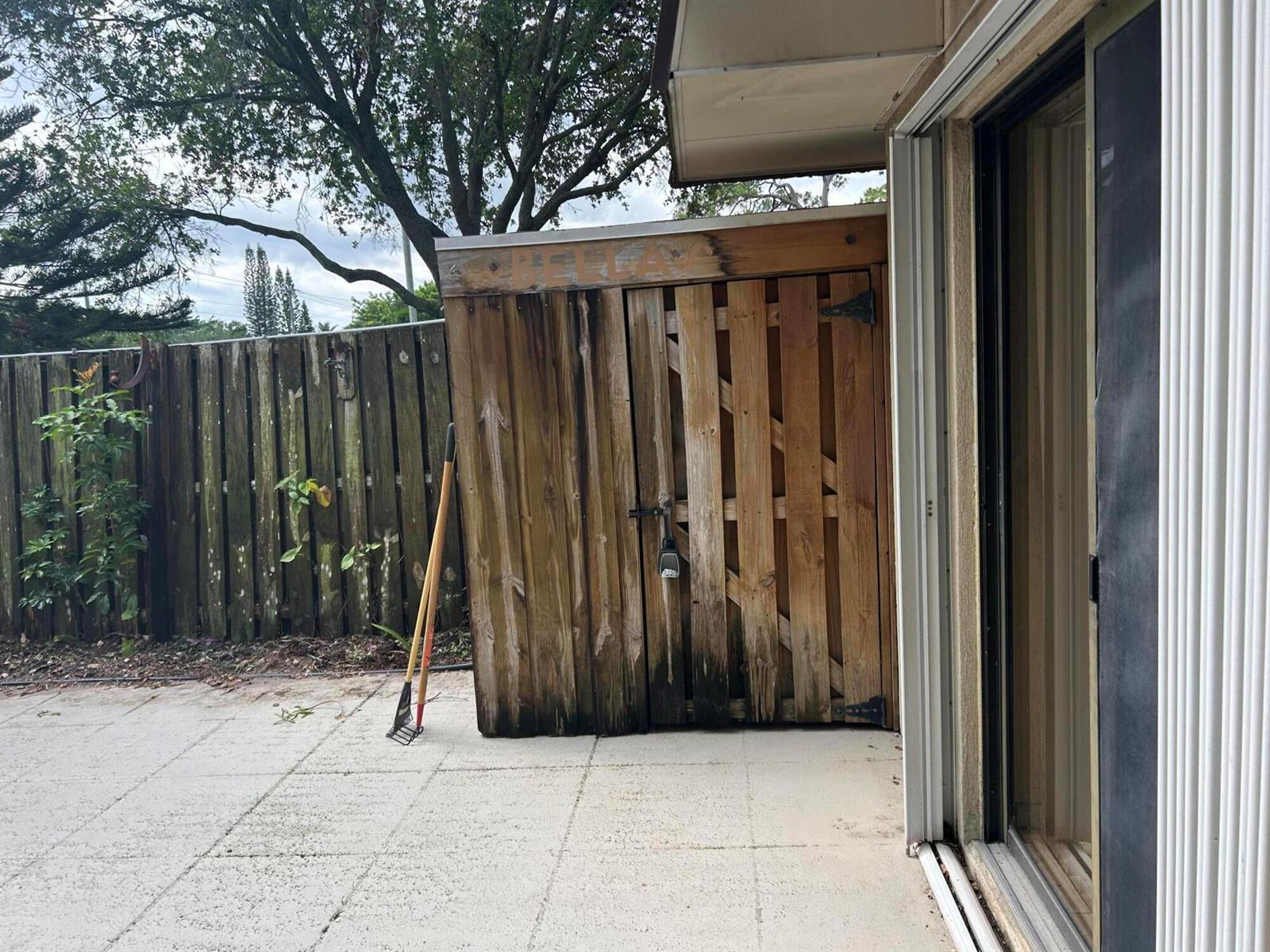 1014 10th Lane, FL 33463 photo 3