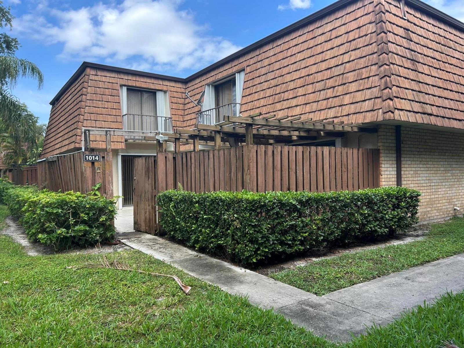 1014 10th Lane, FL 33463