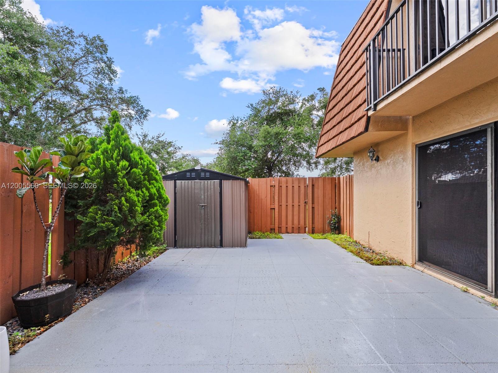 2532 Camelot Ct, Cooper City FL 33026 photo 2
