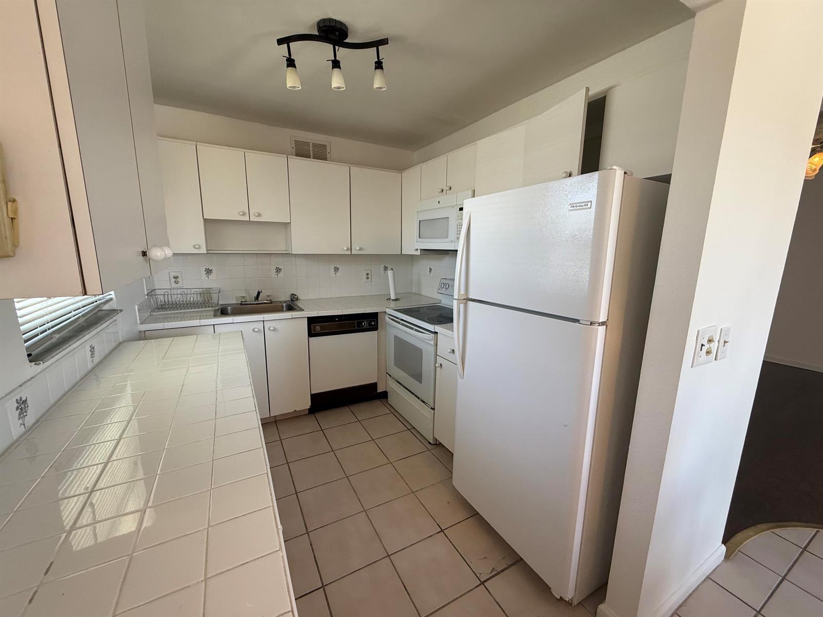 516 Saxony K, Delray Beach FL 33446 photo 2