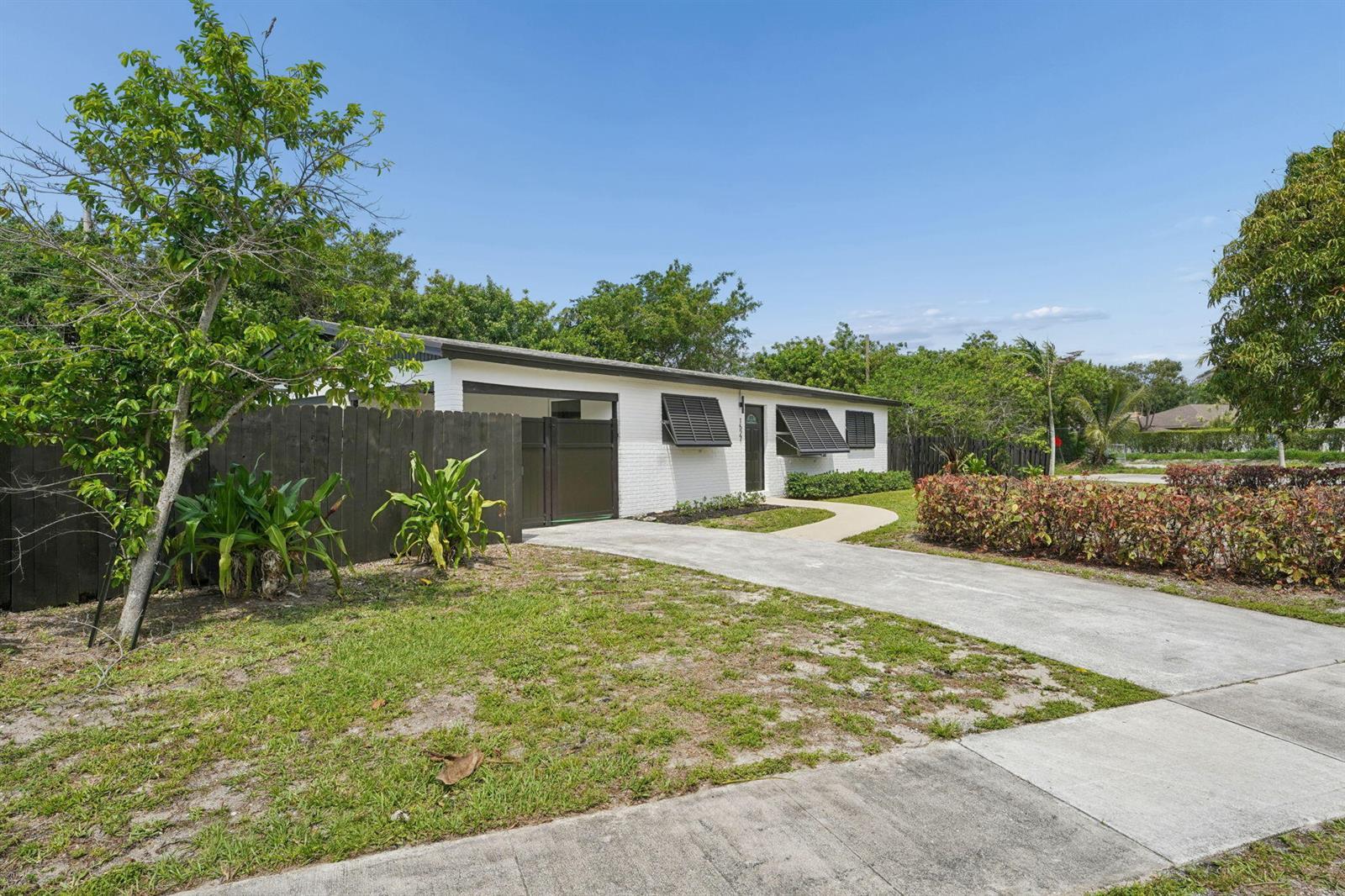 1527 Live Oak Drive, West Palm Beach FL 33415 photo 2