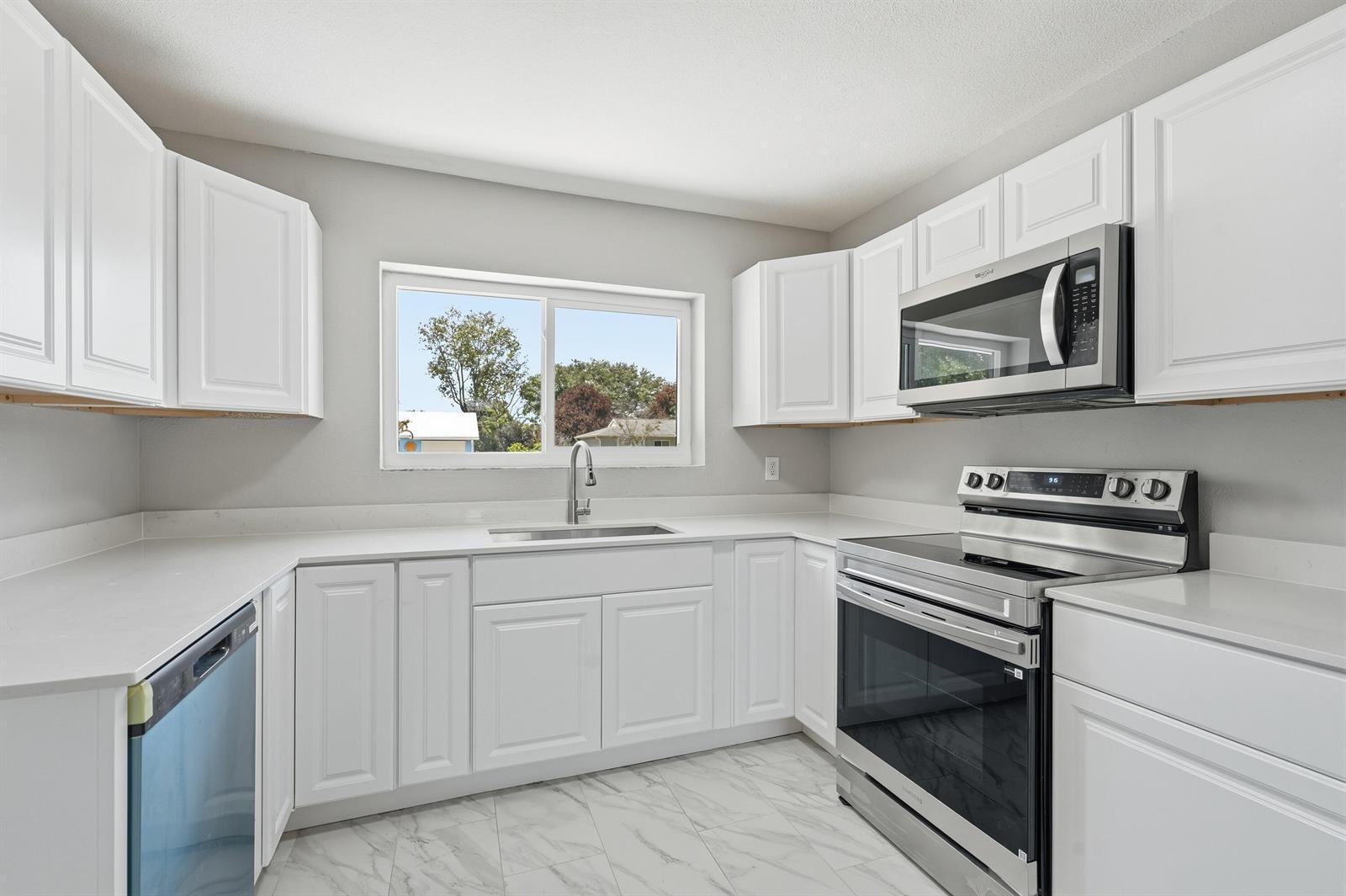 1343 SE Vestridge Lane, Port St. Lucie FL 34952 photo 3