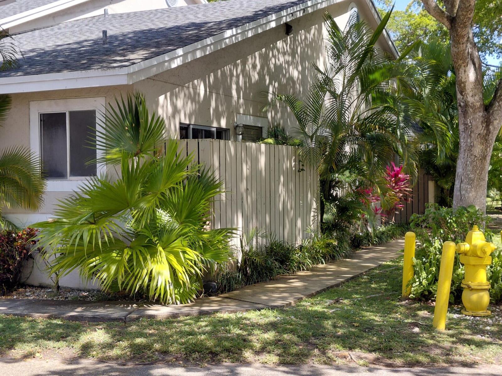 1947 E Discovery Circle E, Deerfield Beach FL 33442 photo 2