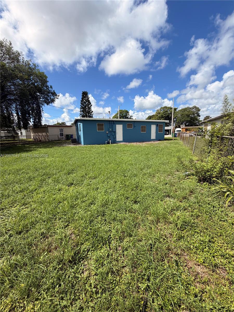 318 NW 30th Ter, Fort Lauderdale FL 33311 photo 2