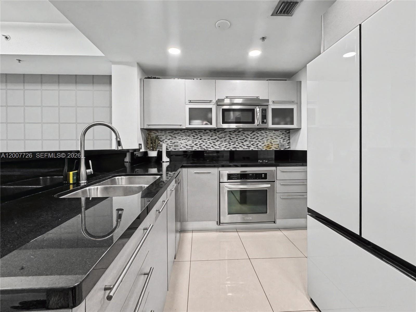 253 NE 2nd St # 1003, Miami FL 33132 photo 5