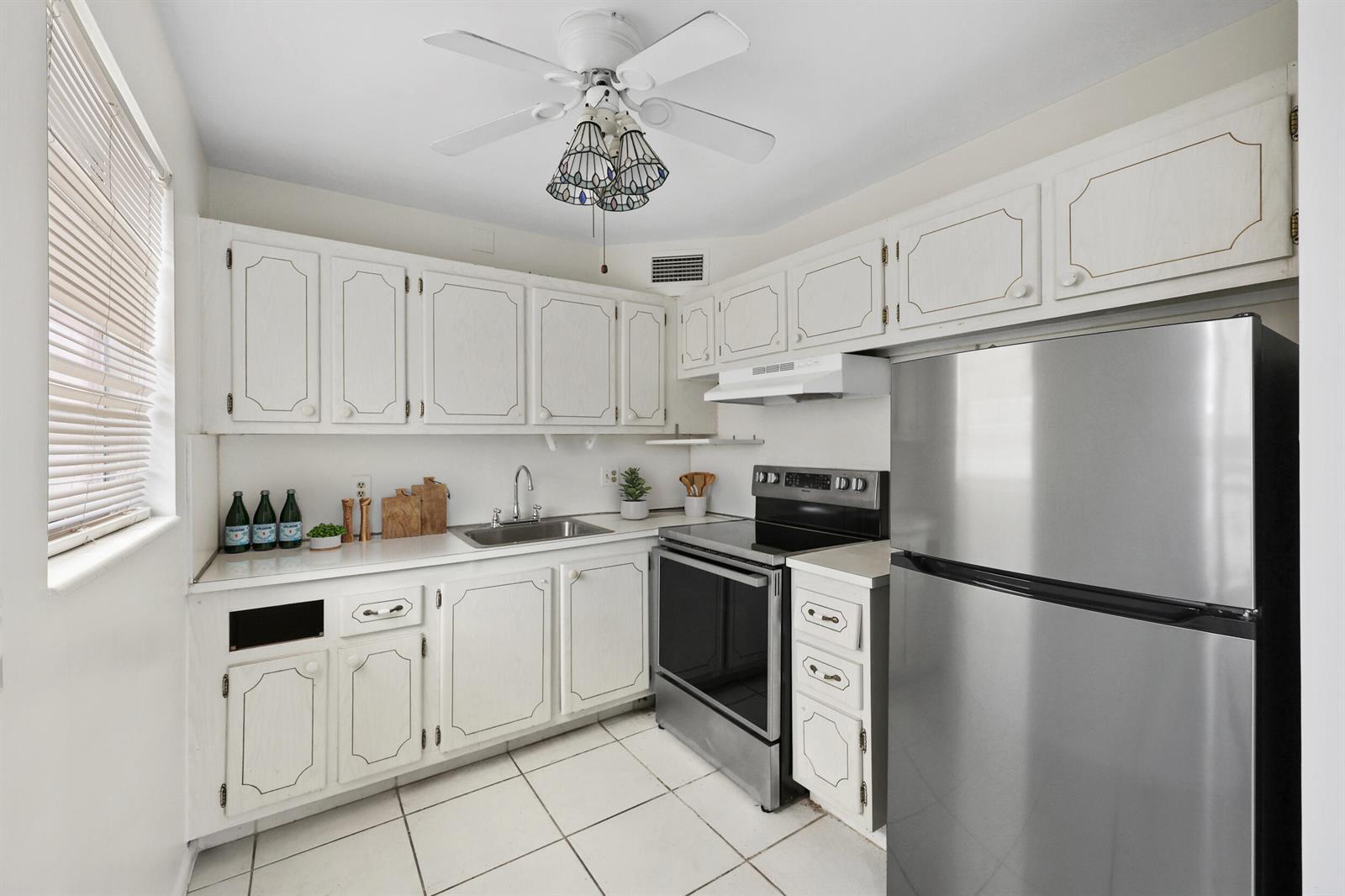 392 Markham R, Deerfield Beach FL 33442 photo 2