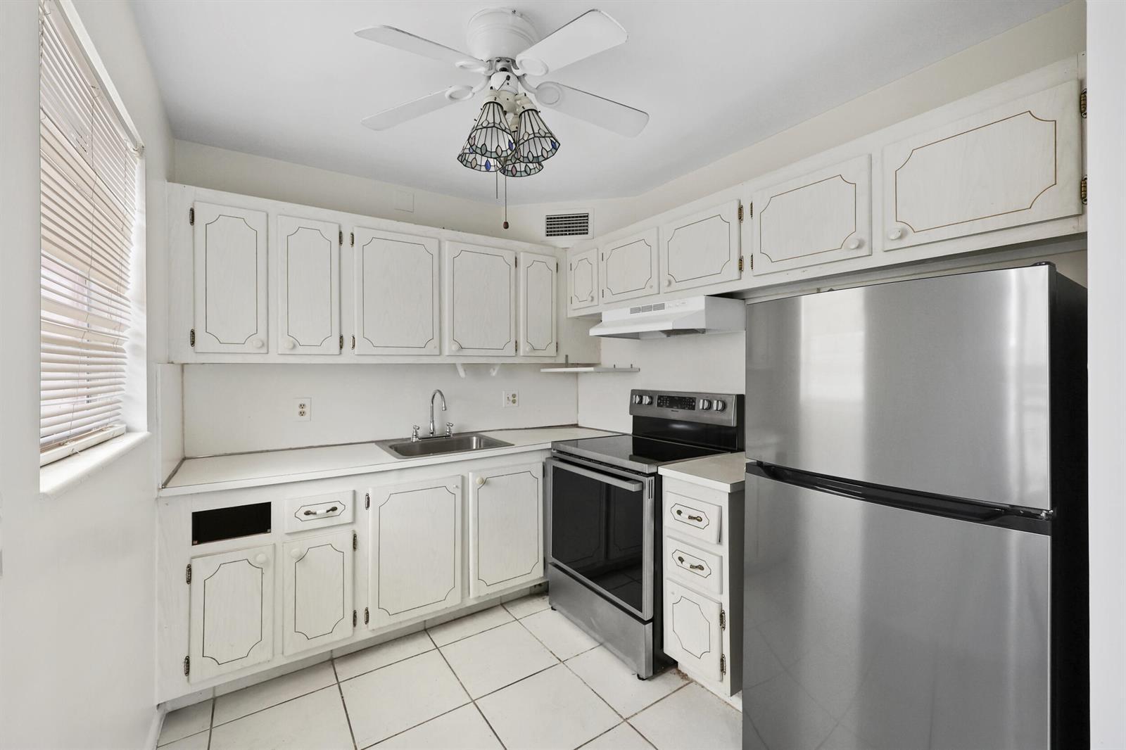 392 Markham R, Deerfield Beach FL 33442 photo 3