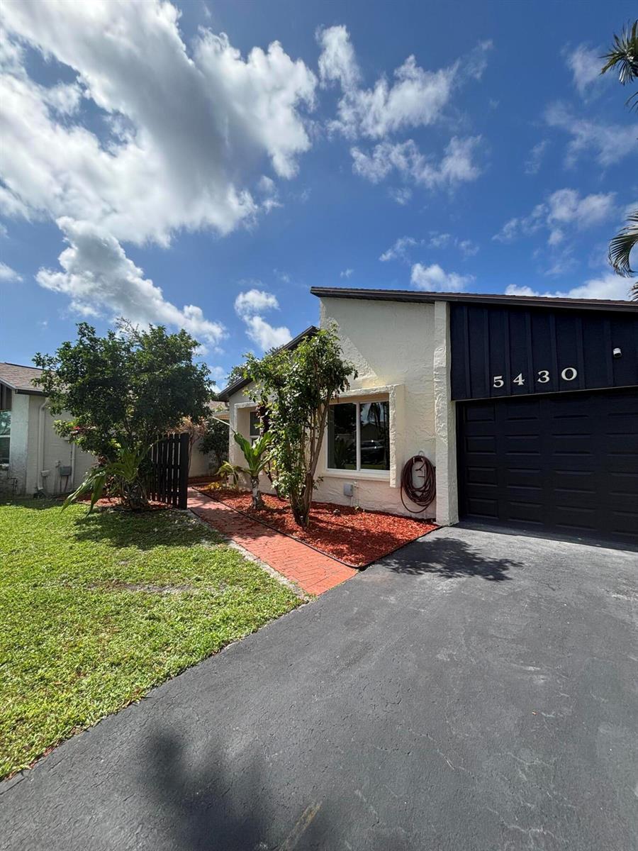 5430 Mirror Lakes Boulevard, Boynton Beach FL 33472 photo 2
