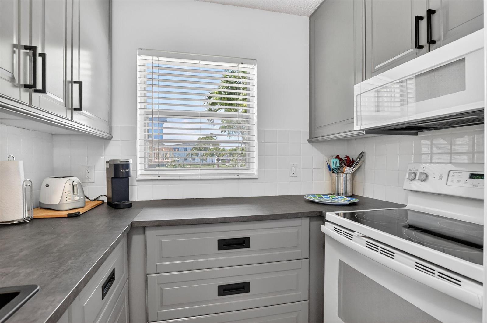 492 W Tilford, Deerfield Beach FL 33442 photo 3