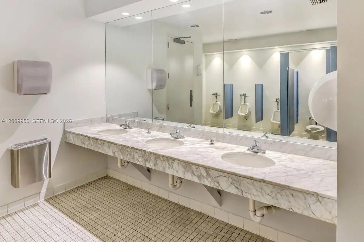 1200 Brickell Bay Dr # 1404, Miami FL 33131 photo 4