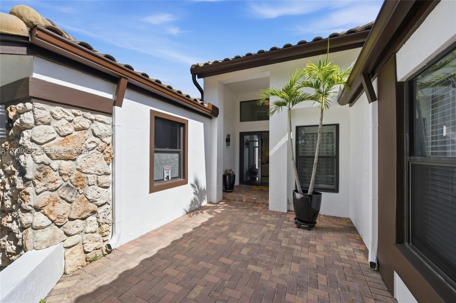10781 NW 18th Dr, Plantation FL 33322 photo 2
