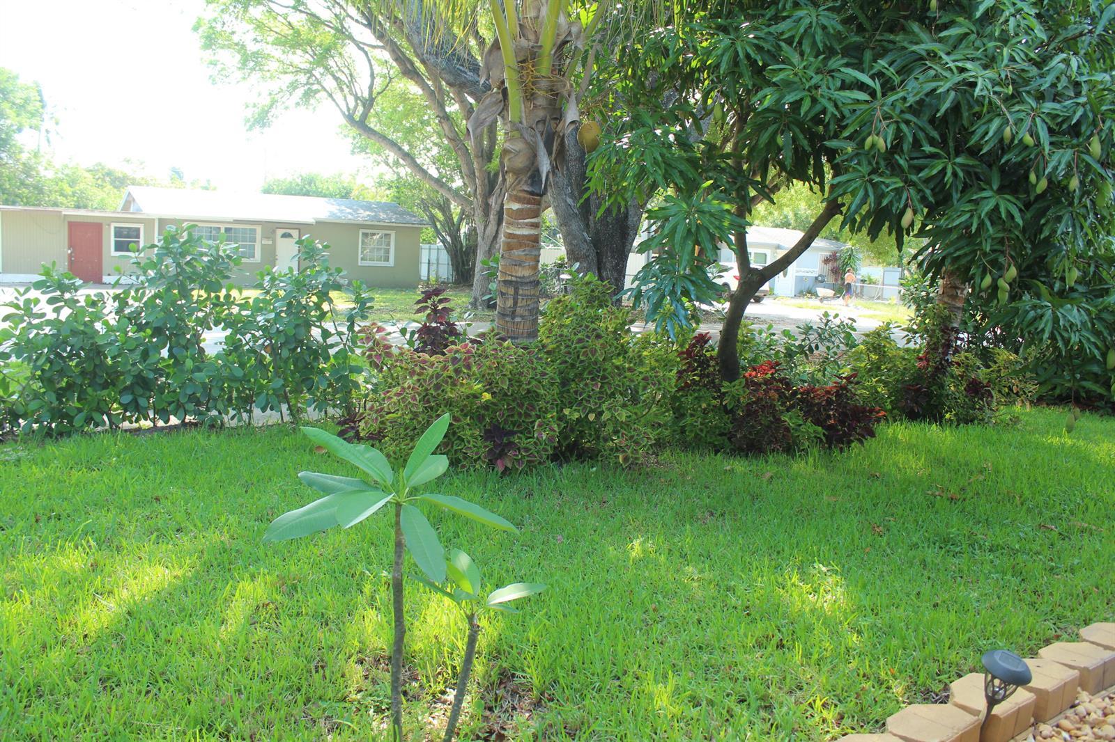 431 S Chillingworth Drive, West Palm Beach FL 33409 photo 3