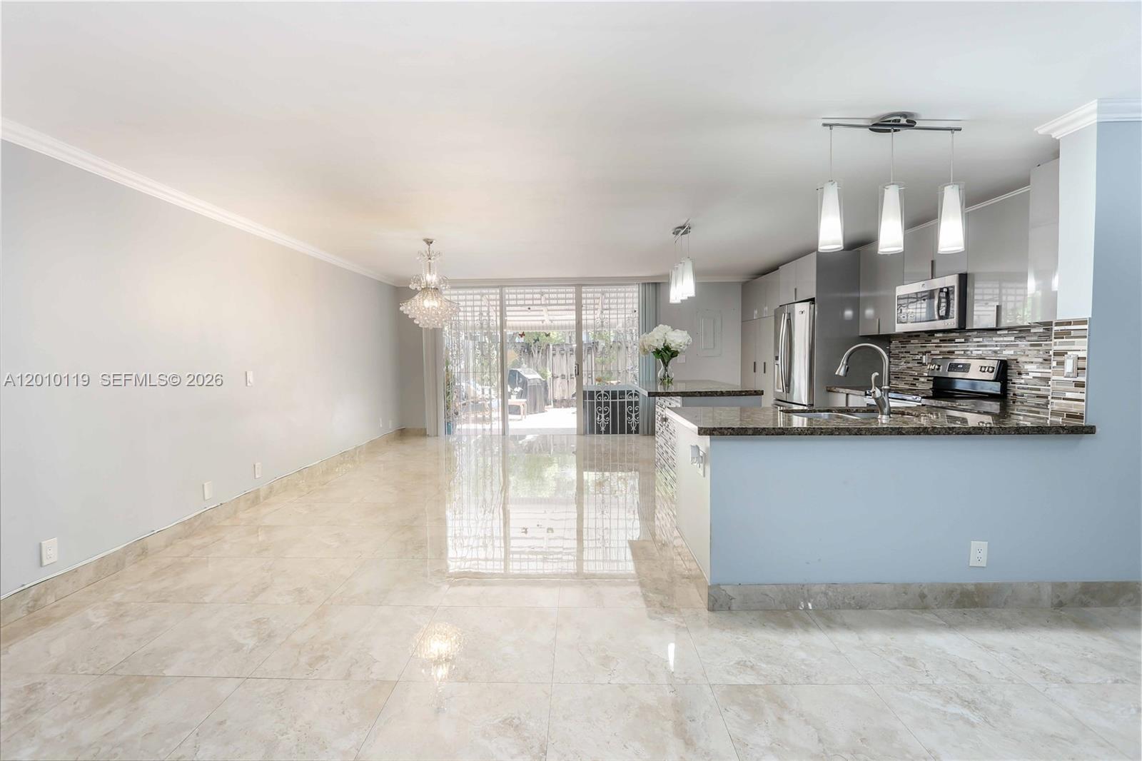 928 NE 27th Ave, Hallandale Beach FL 33009 photo 2