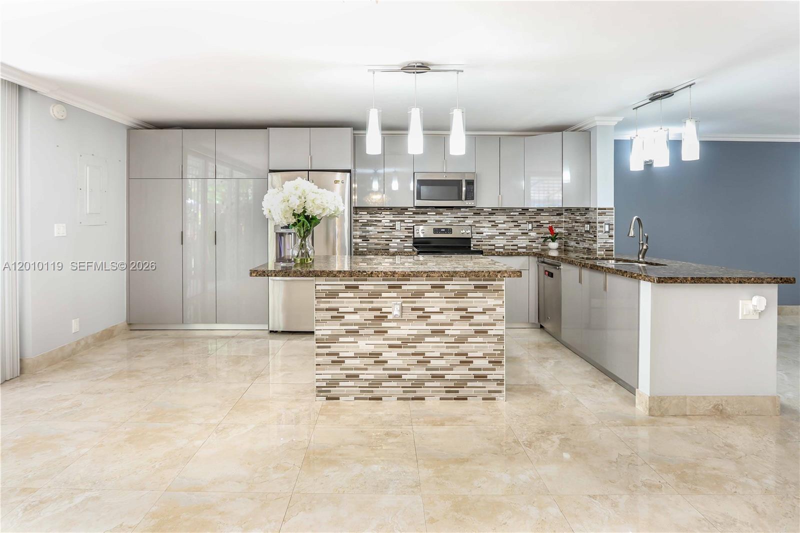 928 NE 27th Ave, Hallandale Beach FL 33009