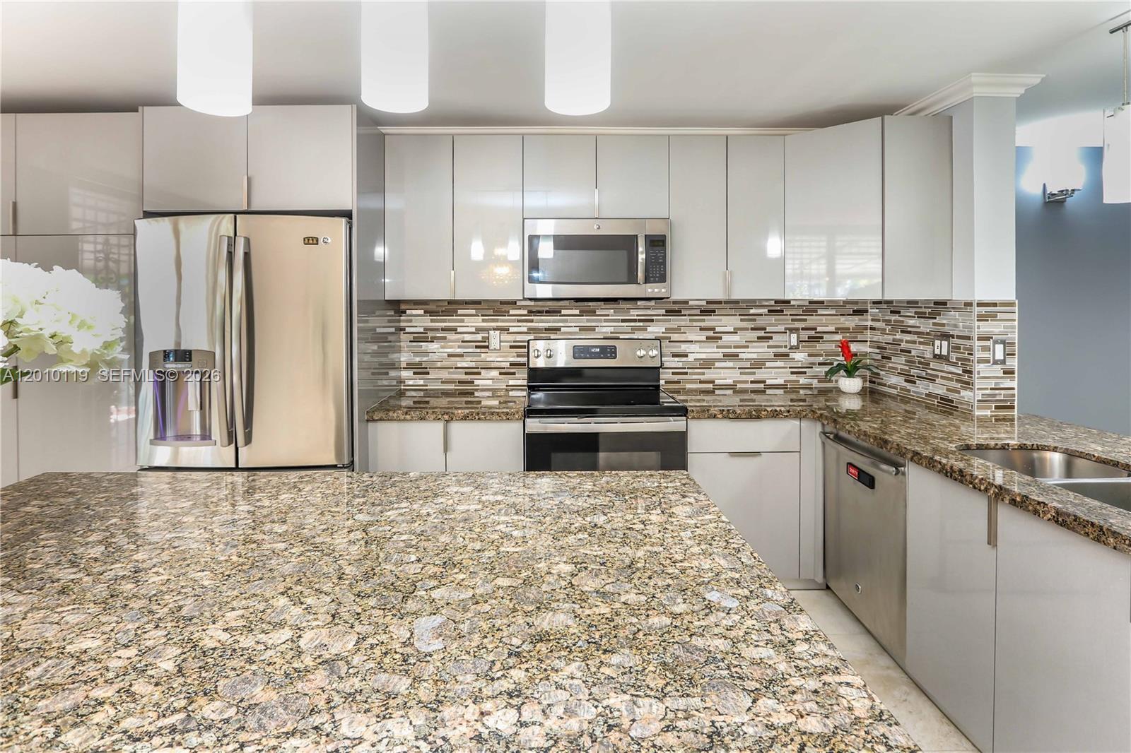 928 NE 27th Ave, Hallandale Beach FL 33009 photo 5