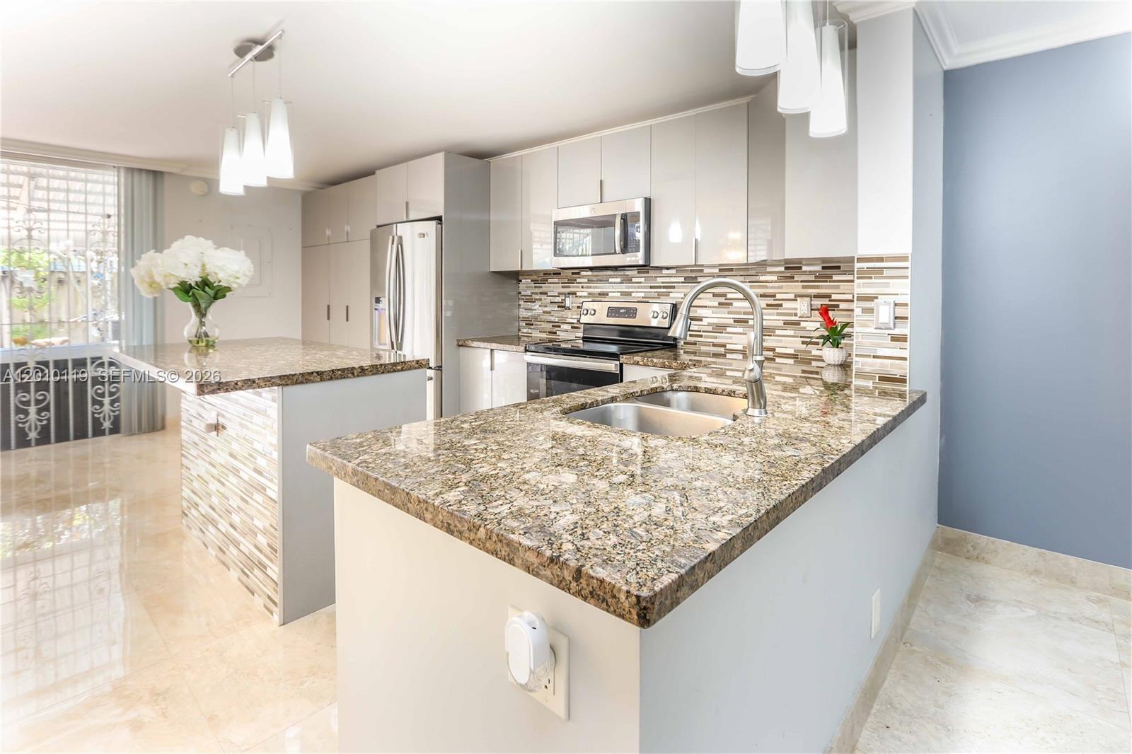 928 NE 27th Ave, Hallandale Beach FL 33009 photo 4