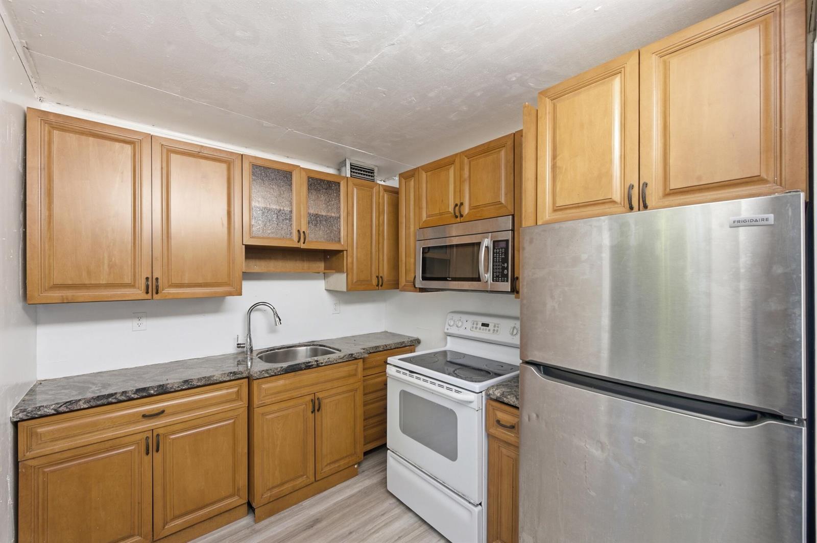 452 Normandy # J, Delray Beach FL 33484 photo 2