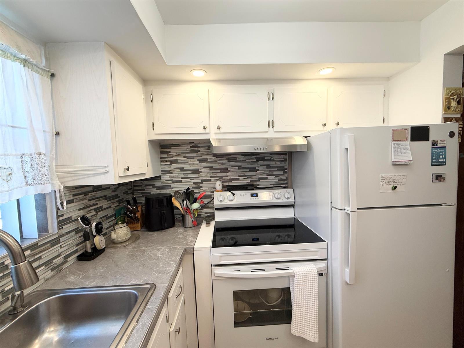 228 Canterbury J, West Palm Beach FL 33417