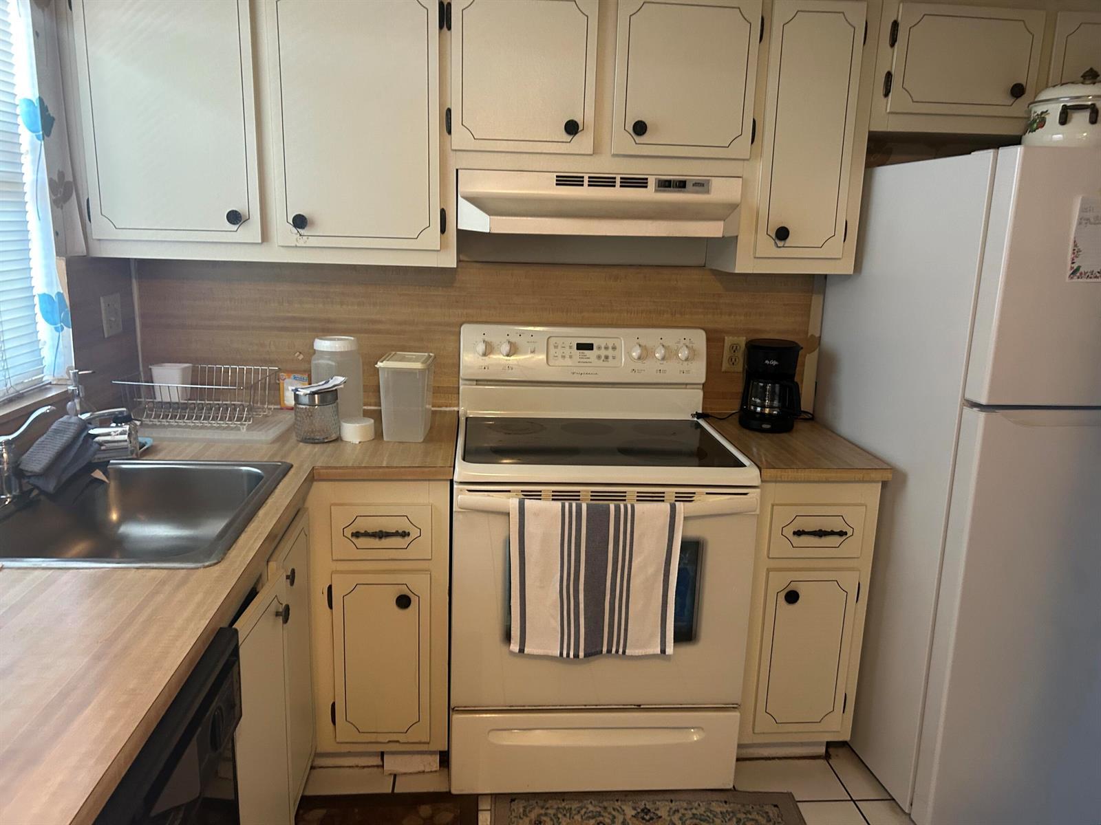 9620 Sunrise Lakes Boulevard # 304, Sunrise FL 33322 photo 2