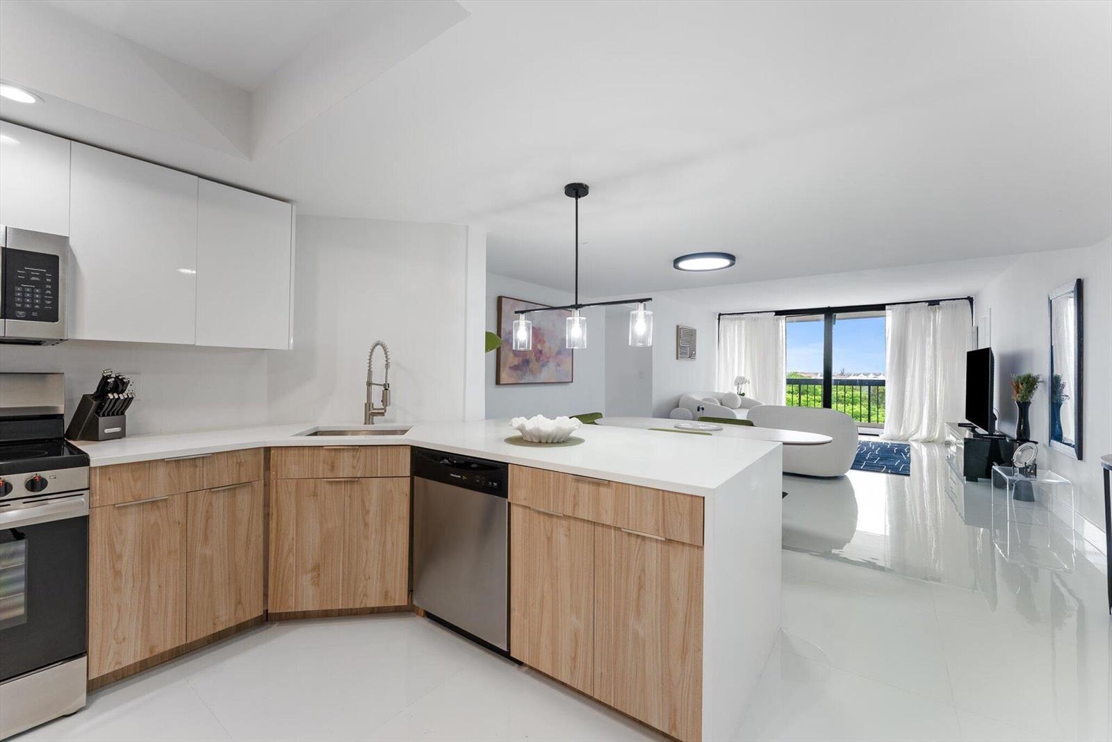 2425 Presidential Way # 704, West Palm Beach FL 33401 photo 3
