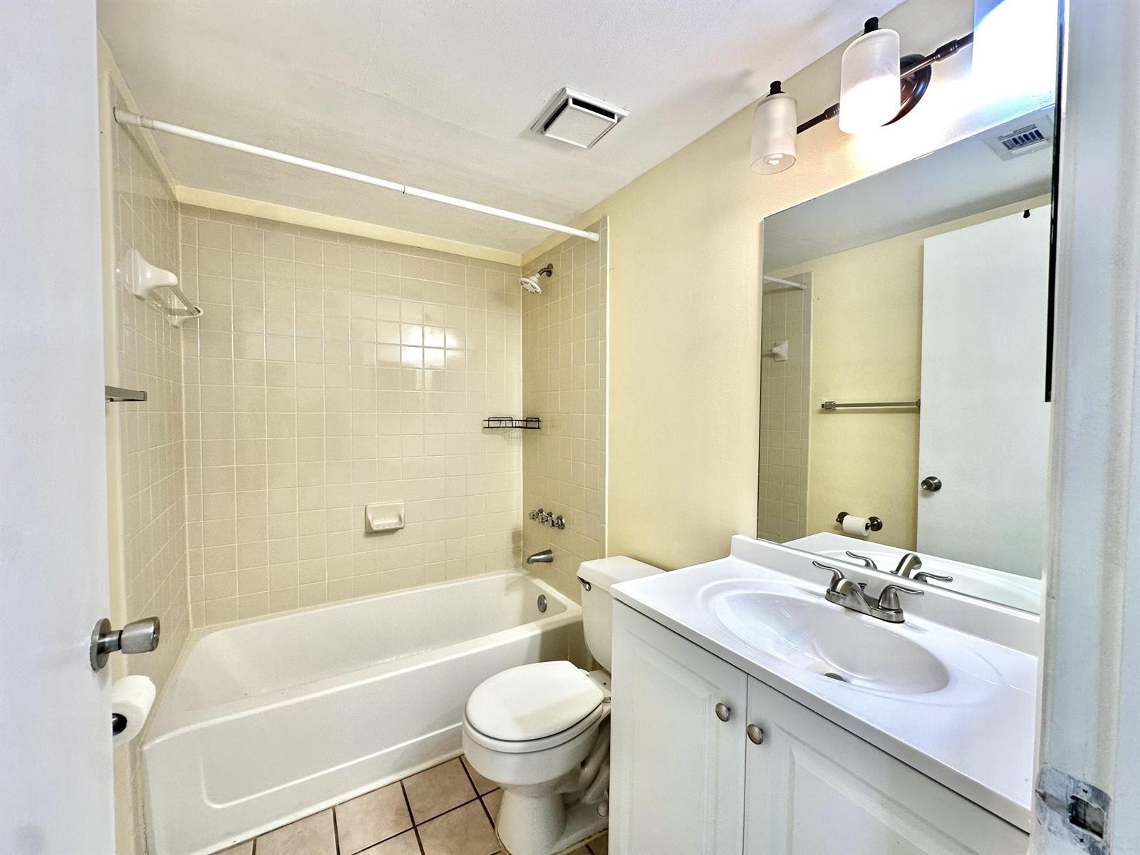 251 W Palm Cir W # 206, Pembroke Pines FL 33025 photo 3