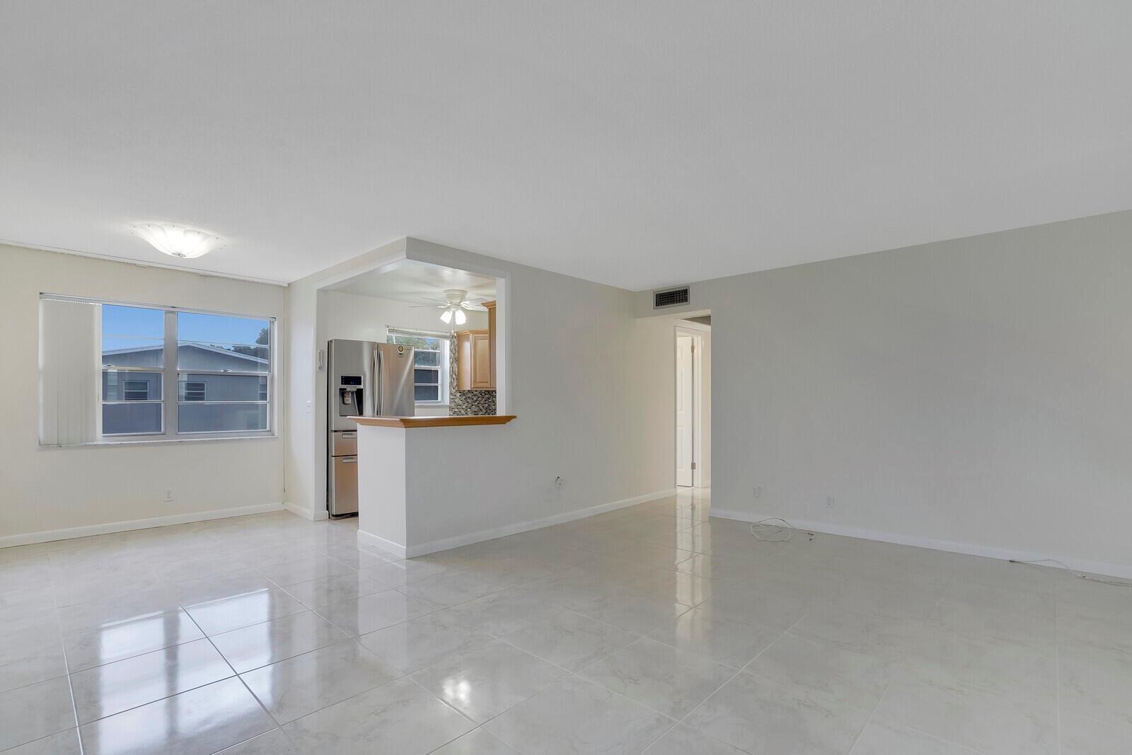 136 Somerset G, West Palm Beach FL 33417 photo 2