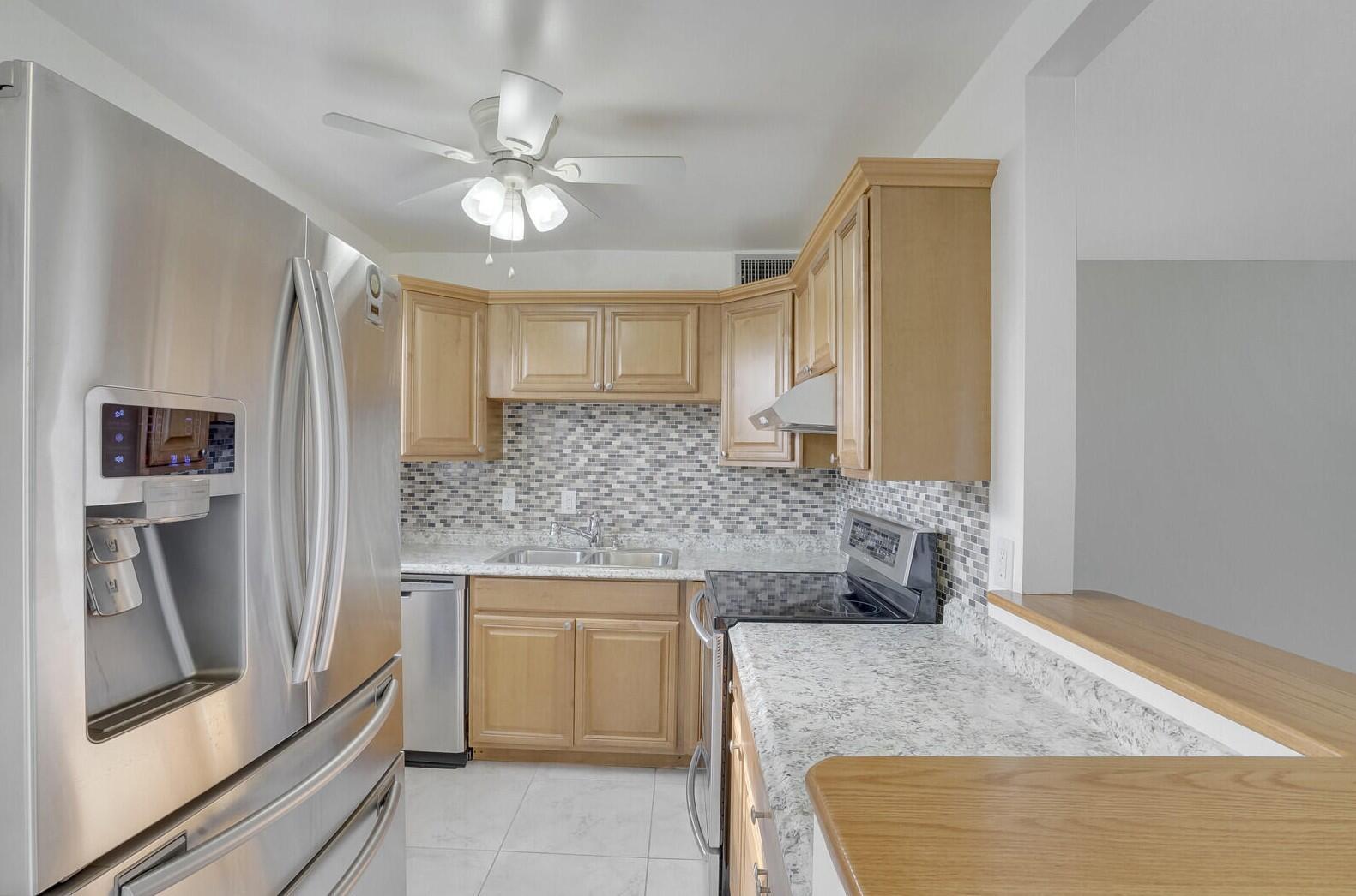 136 Somerset G, West Palm Beach FL 33417 photo 3