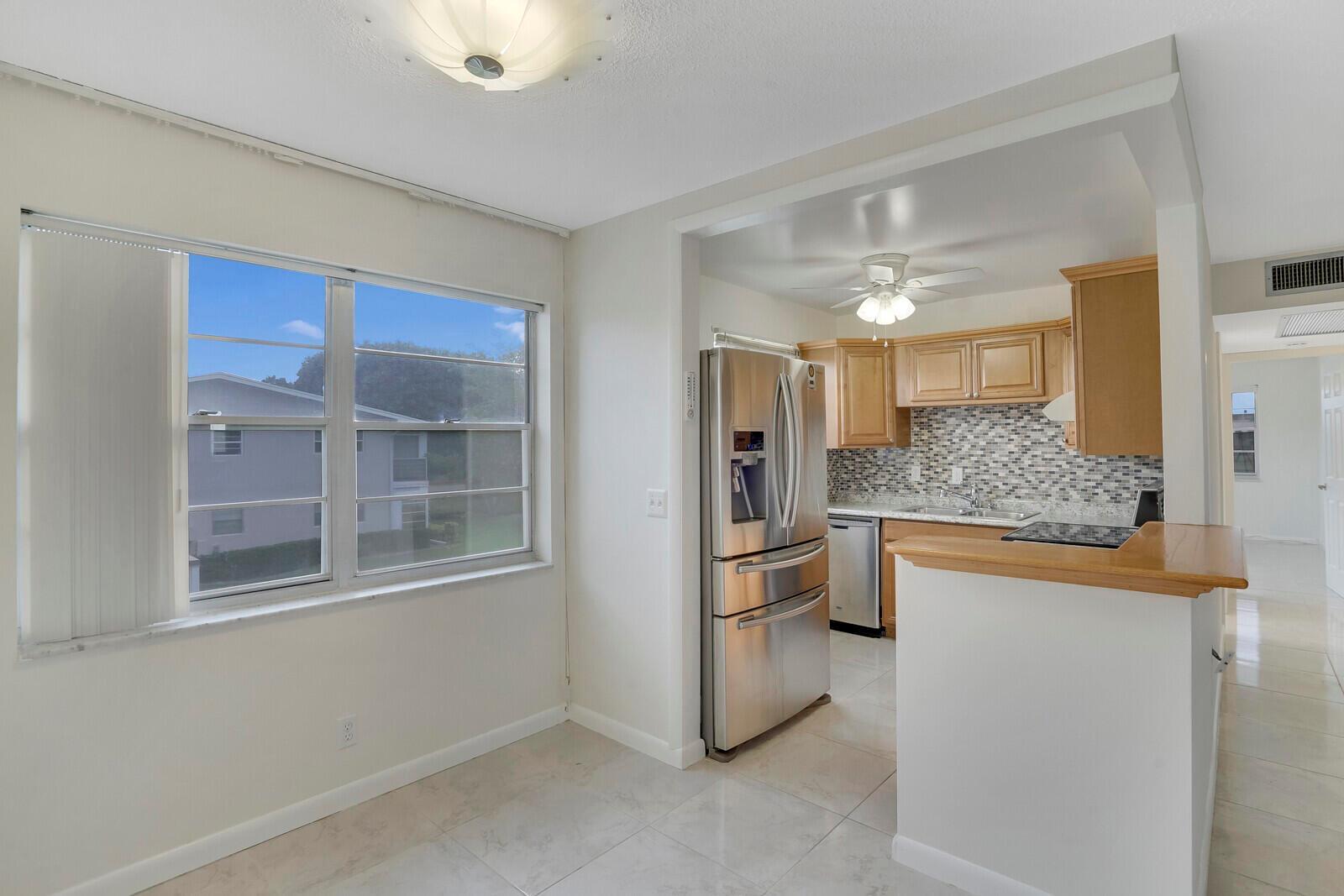 136 Somerset G, West Palm Beach FL 33417 photo 5