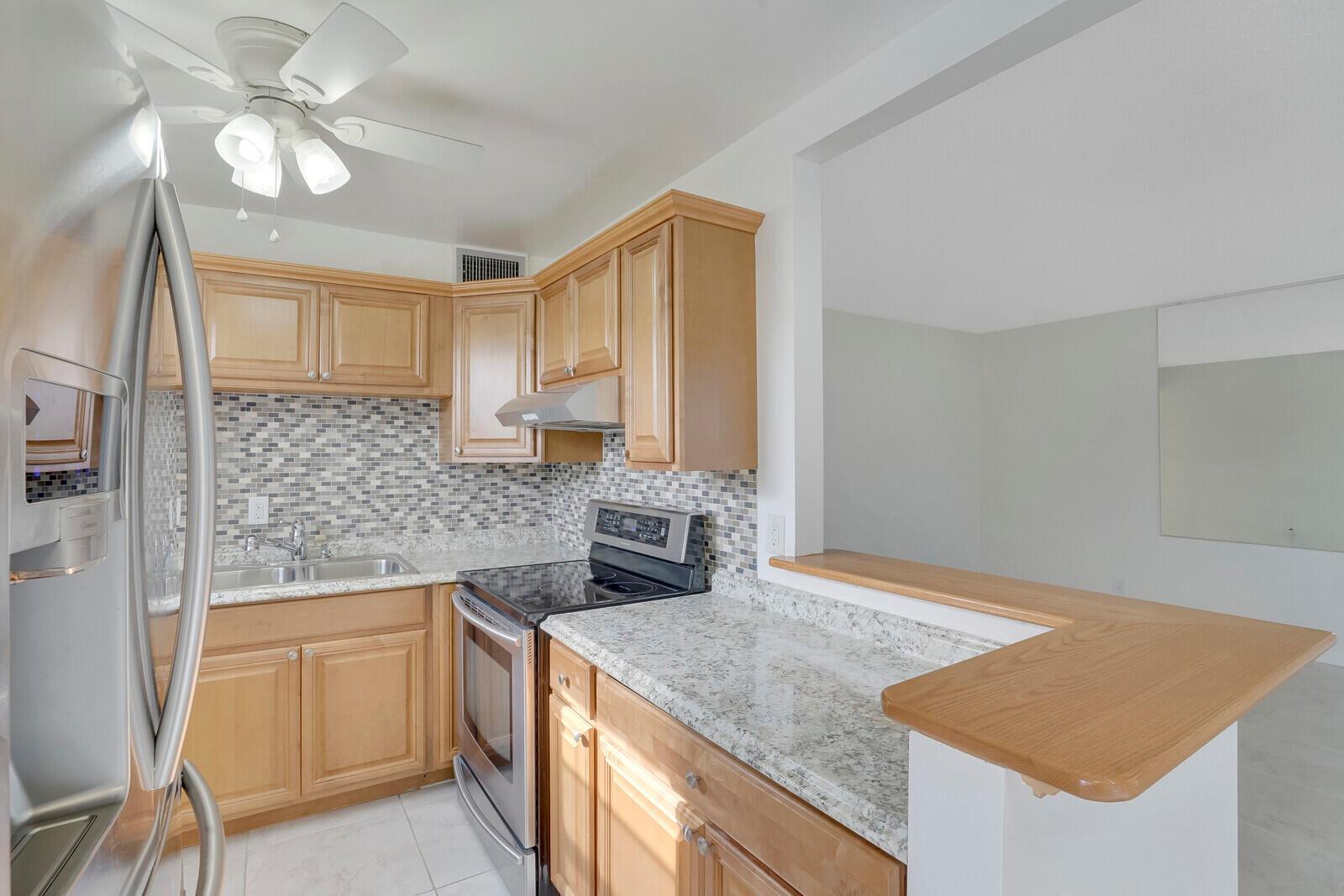 136 Somerset G, West Palm Beach FL 33417 photo 4