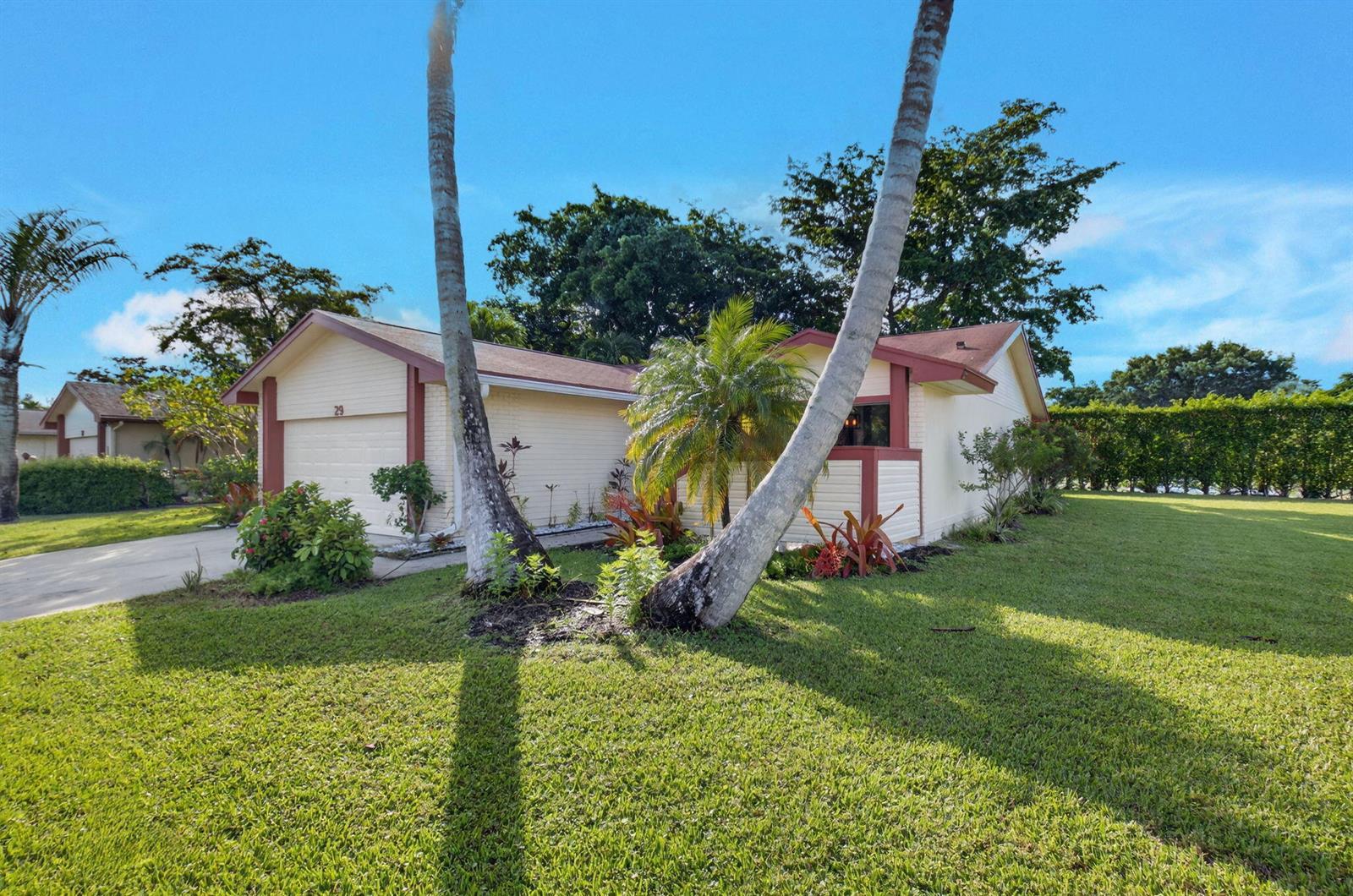 29 Fawlkland Circle, Boynton Beach FL 33426 photo 2