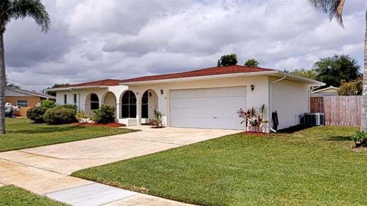 201 NE Midfield Lane, Port St. Lucie FL 34983