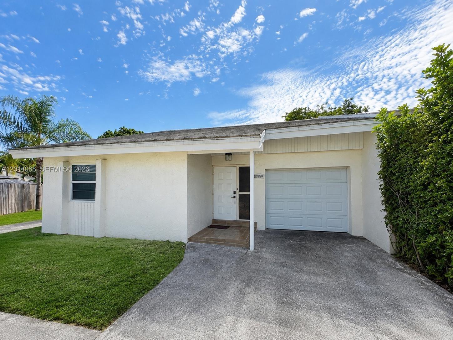 10559 La Placida Dr, Coral Springs FL 33065
