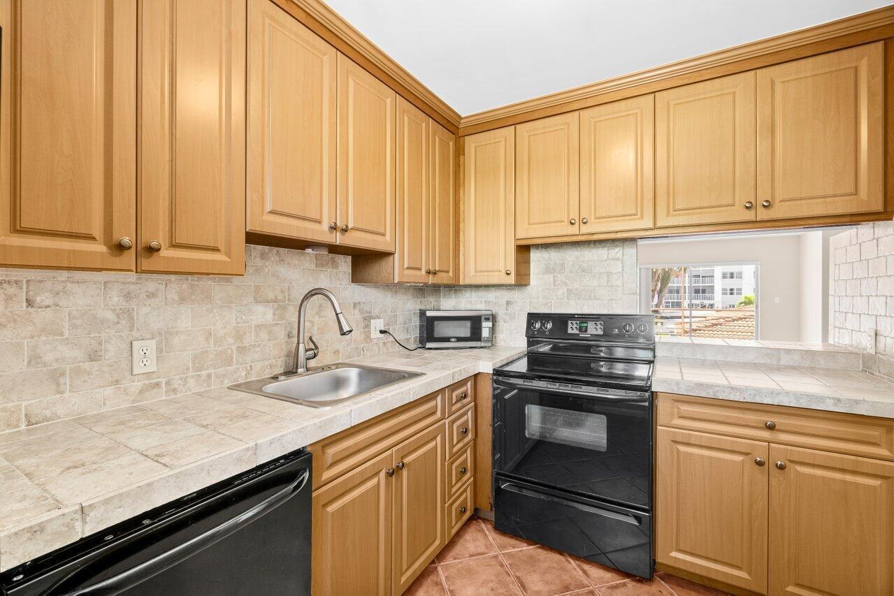 1430 S Lakeside Drive # 22, FL 33460 photo 5
