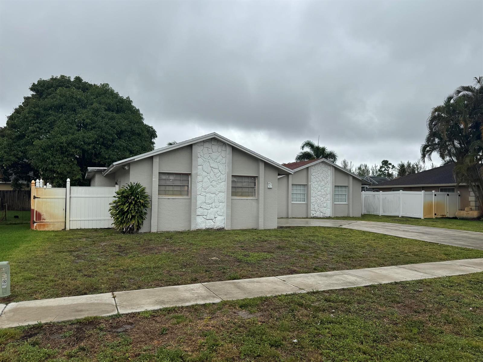 589 Cashiers Drive, West Palm Beach FL 33413 photo 2
