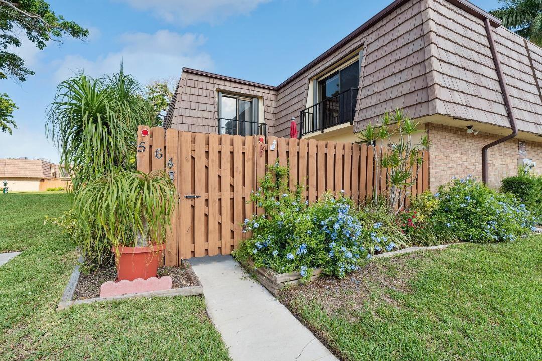 564 Springdale Circle, Palm Springs FL 33461