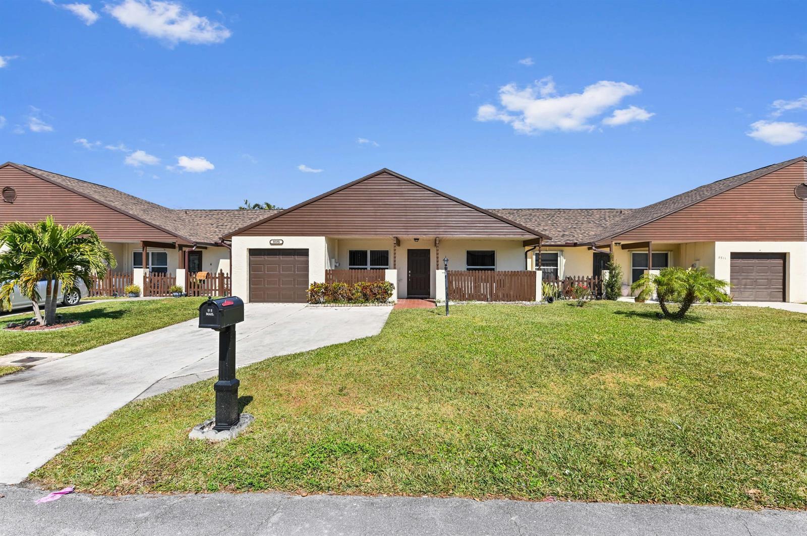 8515 Lake Point Court, Lake Worth FL 33467 photo 2