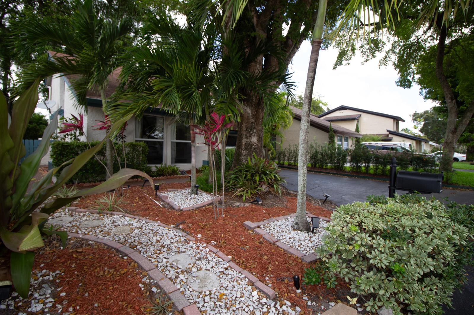 8321 SW 39th Court, Davie FL 33328 photo 2