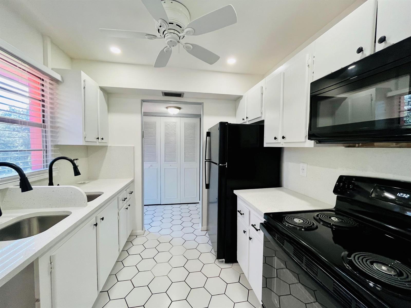11 Golfs Edge E, West Palm Beach FL 33417 photo 2