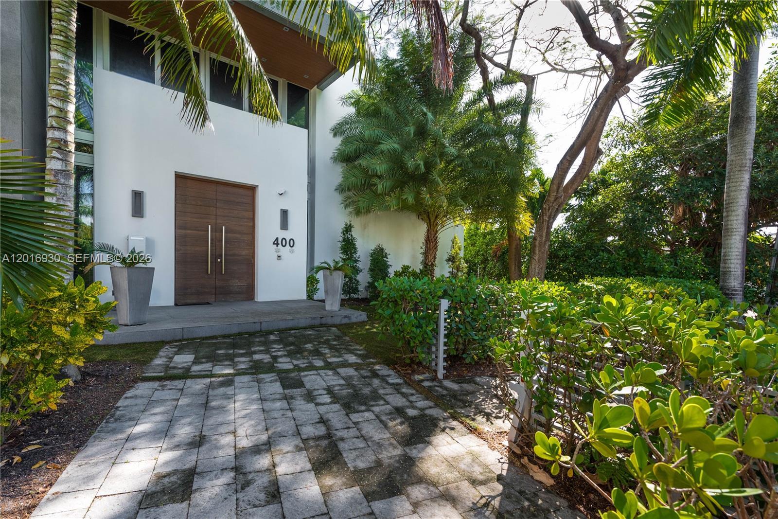 400 Tamarind Dr, Hallandale Beach FL 33009 photo 2