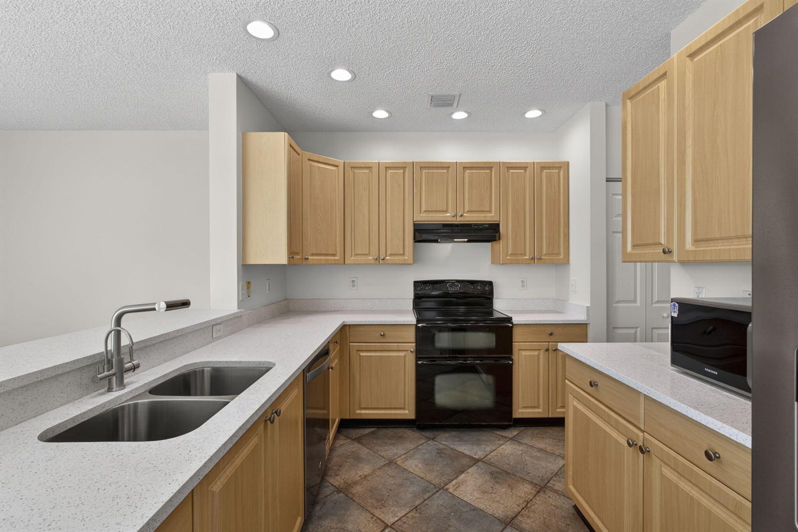 1104 Oakwater Drive, Royal Palm Beach FL 33411 photo 4