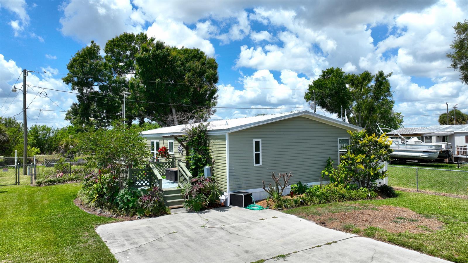 1102 Casey Lane, Okeechobee FL 34974
