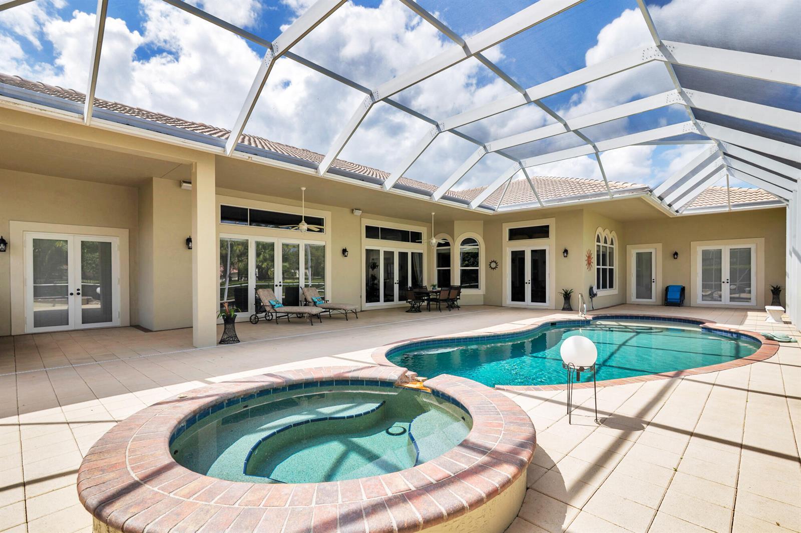 594 N Country Club Drive, Atlantis FL 33462 photo 4