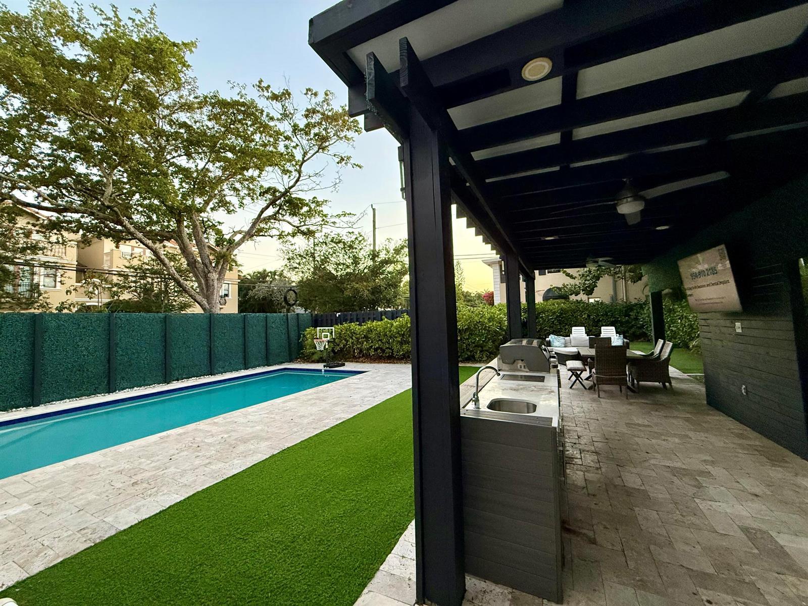 701 NE 17 Way, Fort Lauderdale FL 33304 photo 2