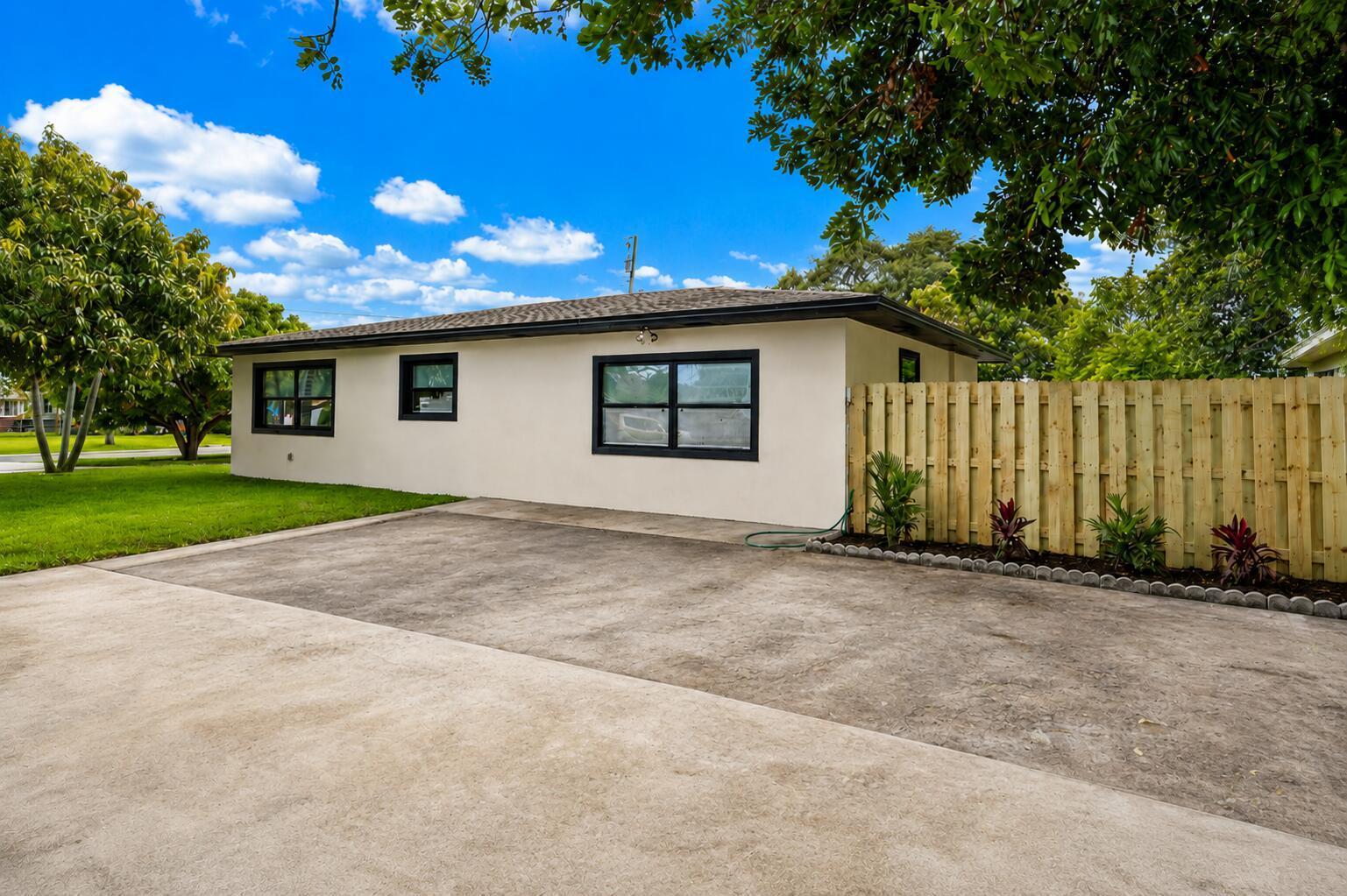 117 SE 22nd Avenue, Boynton Beach FL 33435 photo 2